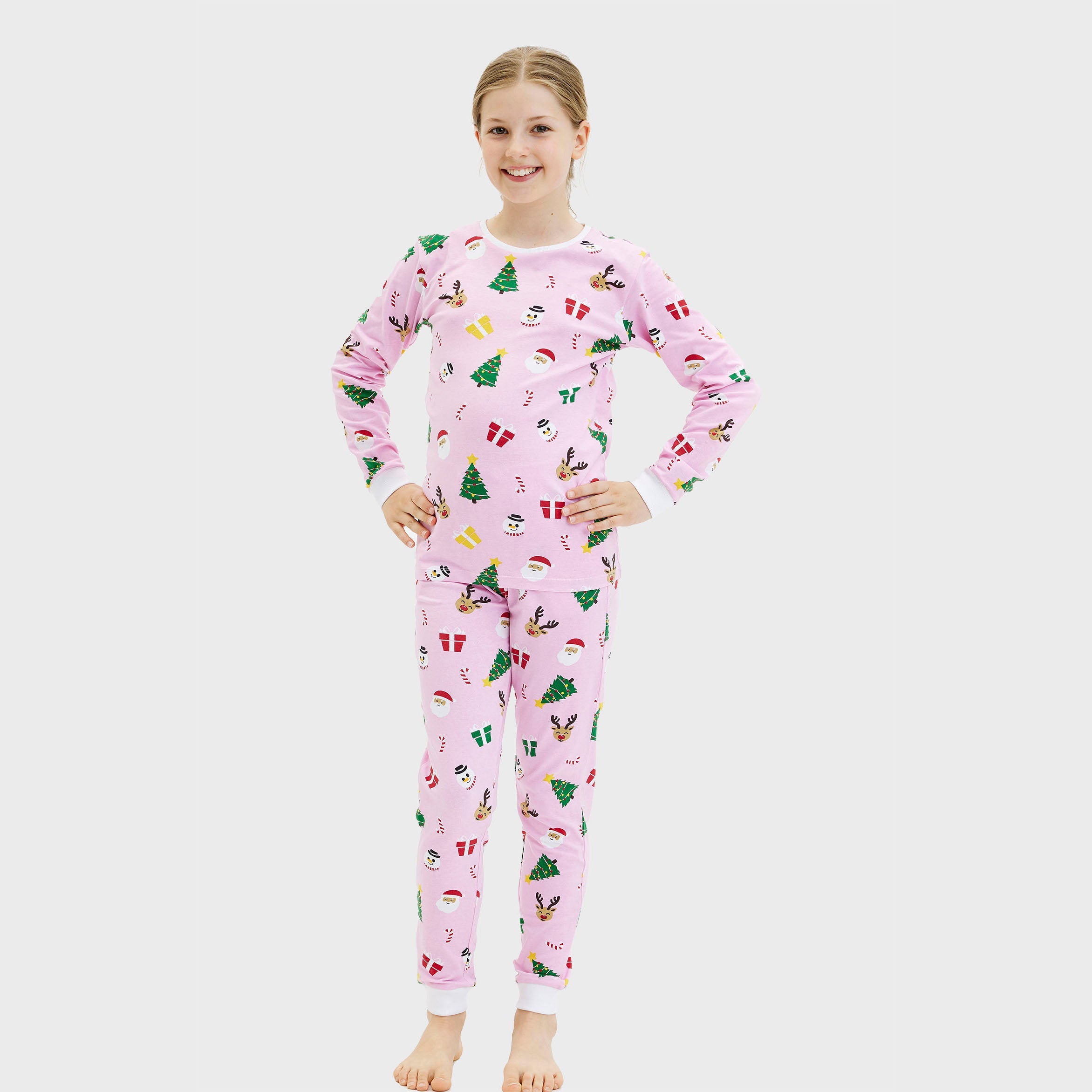 Kinder-Weihnachtspyjama in Rosa mit buntem Weihnachtsmuster, nachhaltiger Stretchstoff.
